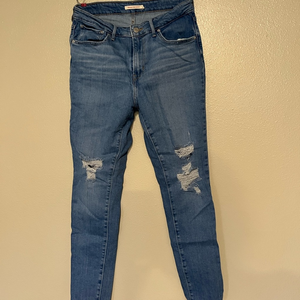Levi’s high rise 721 skinny jeans, size 30 waist. Ripped detail, great condition